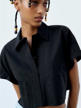 Zara Black Cropped Shortsleeved Poplin Button-Up Shirt